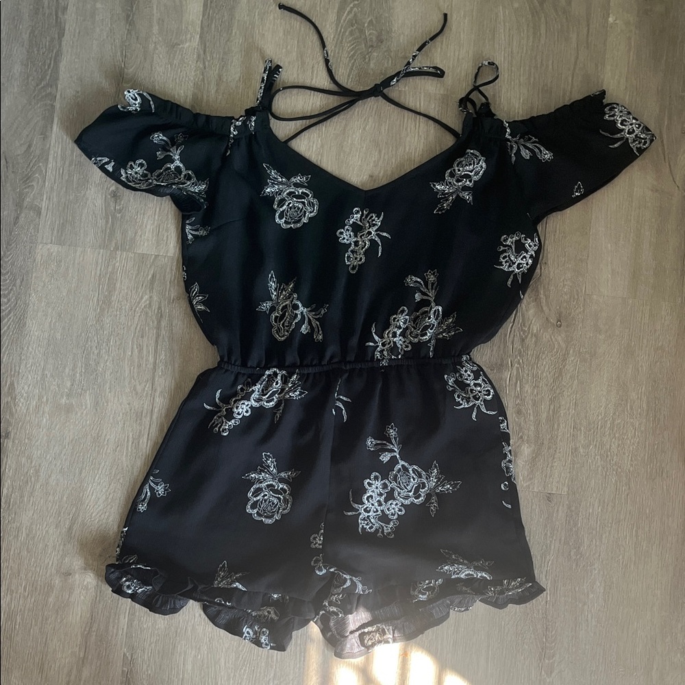 Guess Black and White Floral Top